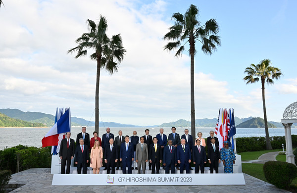 윤석열 대통령이 20일 주요 7개국(G7) 정상회의가 열리고 있는 히로시마 그랜드프린스호텔에서 G7 회원국 및 초청국 정상들과 기념촬영하고 있다.2023.05.20 / 사진=[일본 외무성 제공]