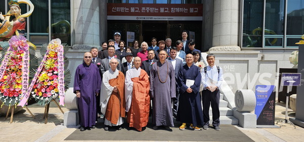 조계사 역사문화기념관 앞에서 기념촬영(사진=정경호 기자)