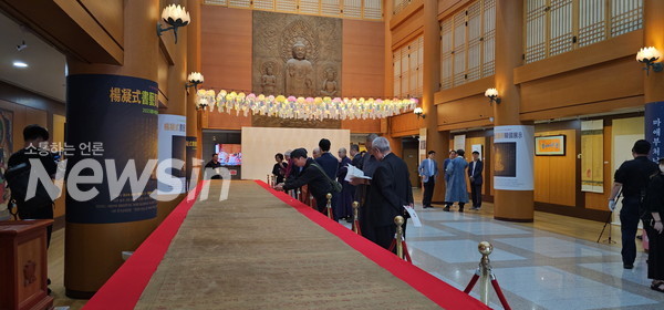 서예가 양응식의 초서 '현호경' 조계사 역사문화기념관 로비 23일, 24일 한국미술관(사진=정경호 기자)