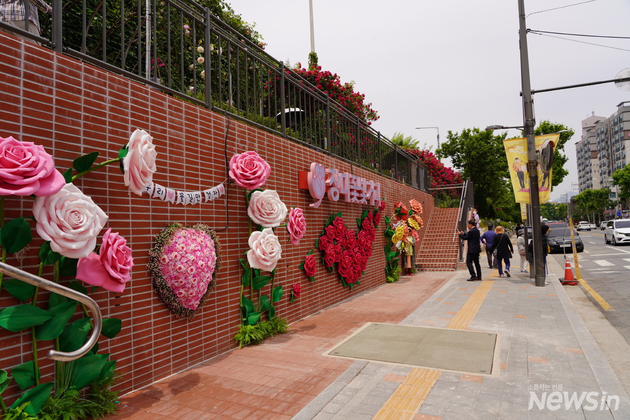 포토존에서 기념사진을 찍는 분들이 많다