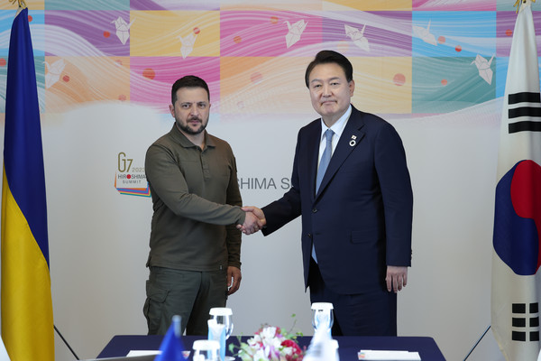 윤석열 대통령이 21일 히로시마 G7 정상회의장인 그랜드프린스호텔에서 열린 한-우크라이나 정상회담에서 볼로디미르 젤렌스키 우크라이나 대통령과 악수하고 있다.2023.05.21 / 사진=[공동취재]