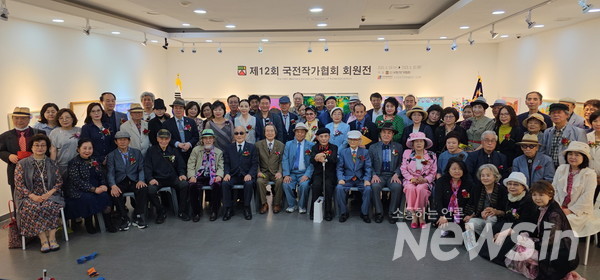 제12회 국전작가협회 회원들 기념촬영(사진=정경호 기자)