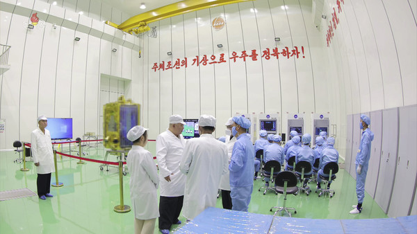 김정은 국무위원장이 지난 16일 딸 주애와 함께 '비상설 위성발사준비위원회' 사업을 현지 지도하고 위원회의 '차후 행동계획'을 승인했다고 조선중앙TV가 17일 보도했다. 조선중앙TV는 정찰위성 1호기의 조립 상태 점검과 우주 환경시험을 마치고 탑재 준비까지 완료됐다고 밝혔다.2023.05.17 / 사진=[조선중앙TV 캡처]