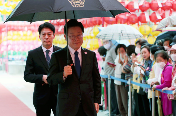 이재명 더불어민주당 대표가 27일 서울 종로구 조계사에서 열린 불기 2567년 '부처님오신날' 봉축법요식에 참석하고 있다. 2023.05.27 / 사진=[뉴시스]
