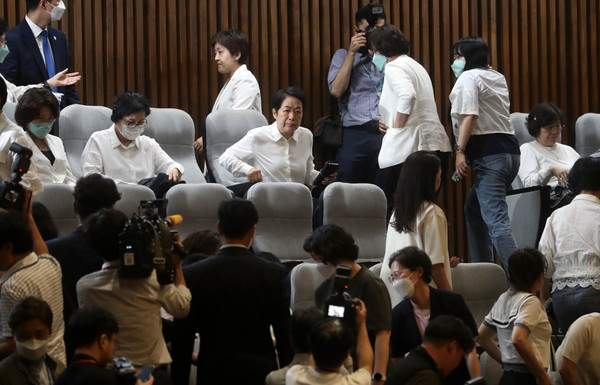 김영경 대한간호협회장과 회원들이 30일 오후 서울 여의도 국회에서 열린 제406회국회(임시회) 제2차 본회의에서 진행된 간호법안 재의의 건 투표가 부결되자 굳은 표정으로 회의장을 나서고 있다. 2023.05.30 / 사진=[뉴시스]