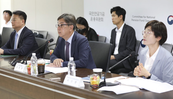 조동철(가운데) 위원장 직무대행이 31일 서울 충정로 국민연금공단 서울북부지역본부 대회의실에서 열린 '제2차 국민연금기금운용위원회'에서 발언을 하고 있다. 2023.05.31.