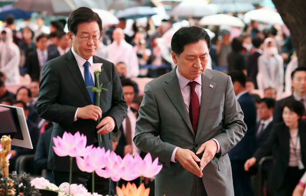 김기현 국민의힘, 이재명 더불어민주당 대표가 27일 서울 종로구 조계사에서 열린 불기 2567년 '부처님오신날' 봉축법요식에서 헌화하고 있다. 2023.05.27 / 사진=[뉴시스]