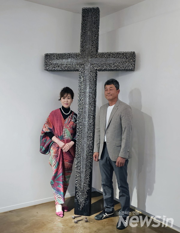 최사라 대표(갤러리 1), 권오준 조각가 십자가 작품 앞에서(사진=정경호 기자)