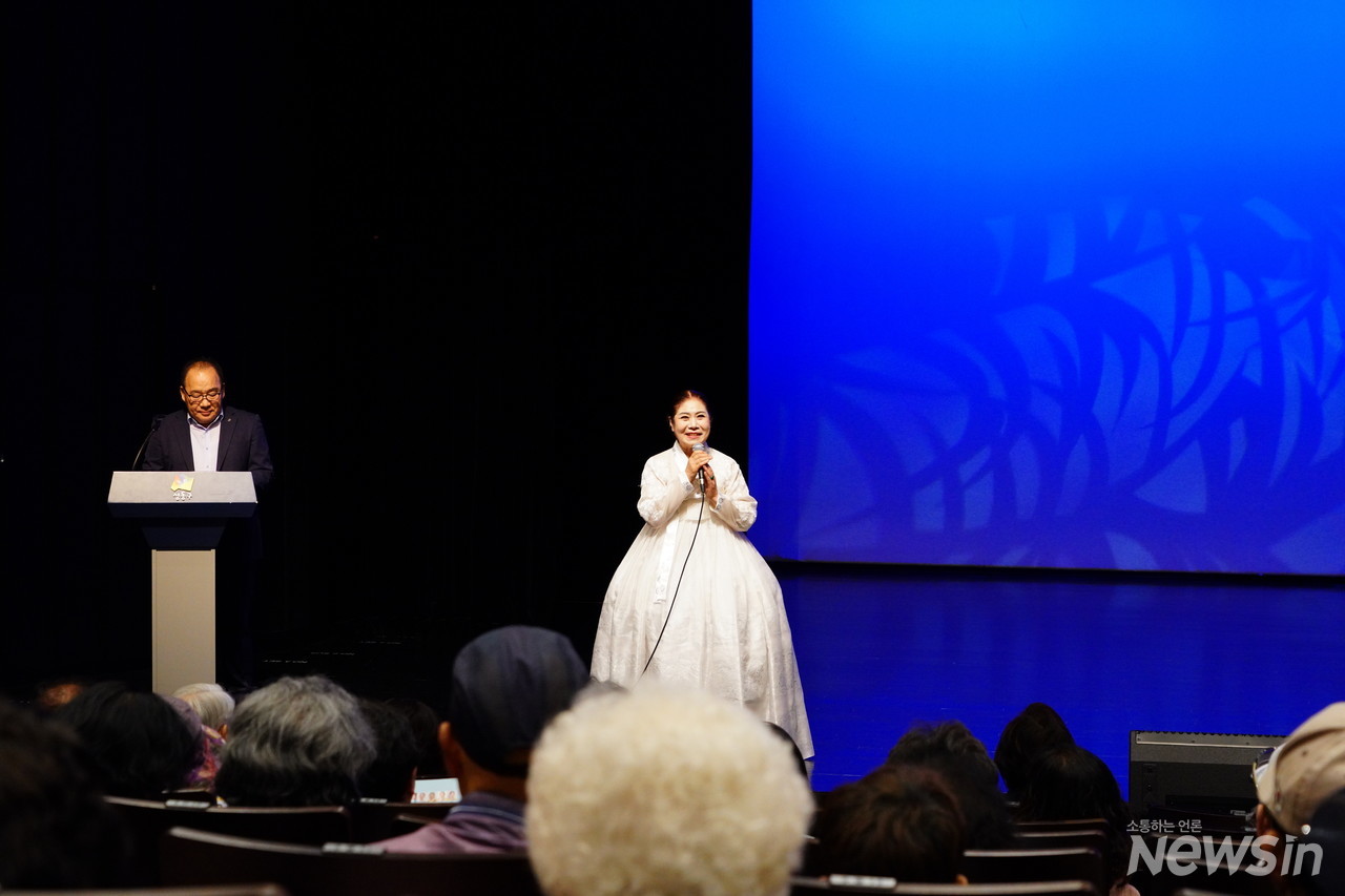 공연 인사말을 하는 왕십리아리랑연구보존회 이혜솔 이사장(사진=오병철 기자)