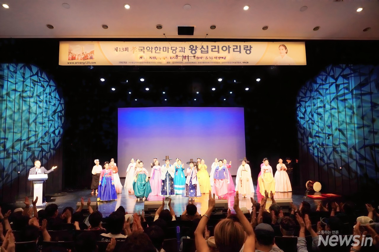 공연팀을 열렬히 응원하는 관객들