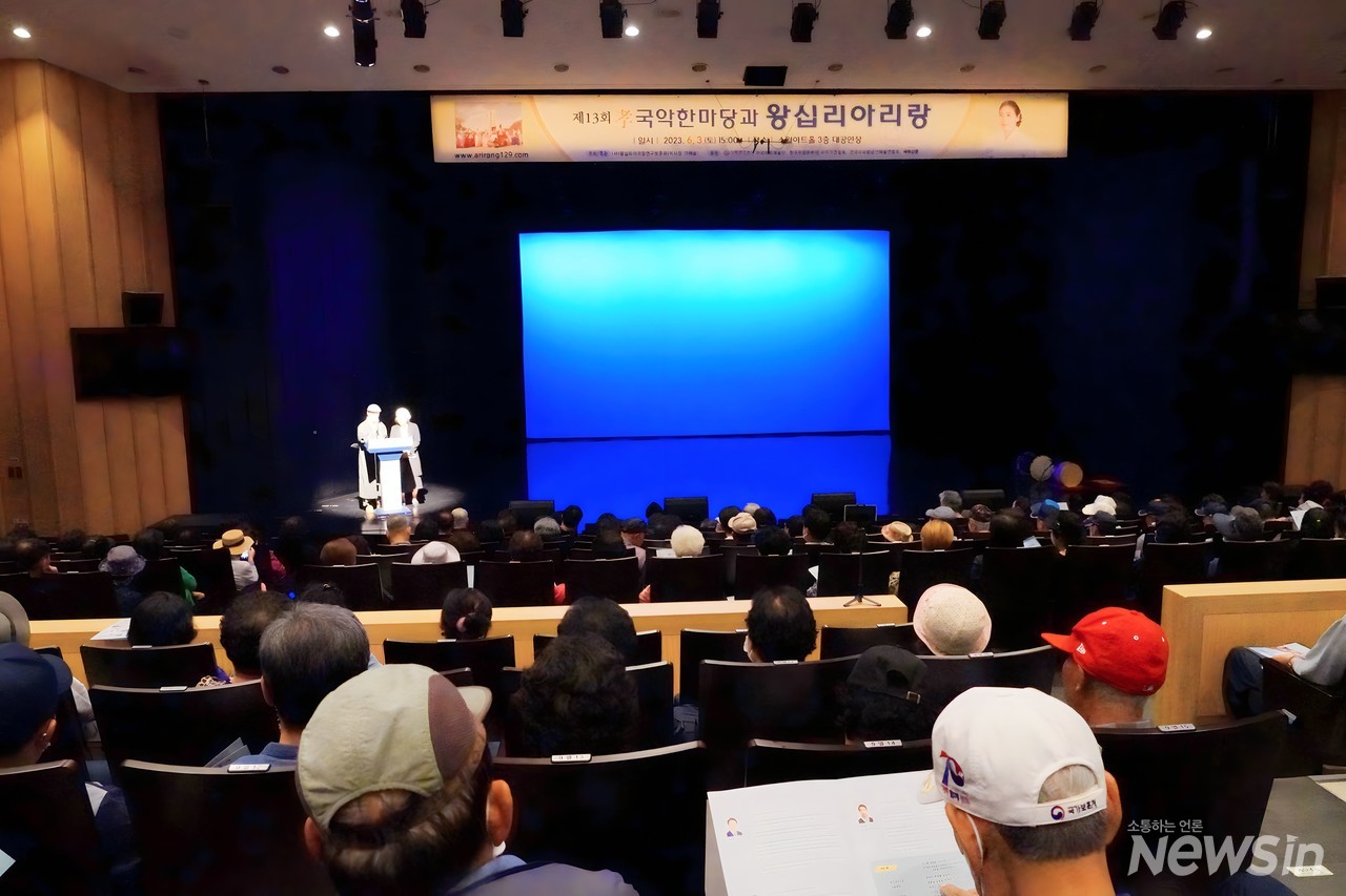 객석을 가득메운 관객들