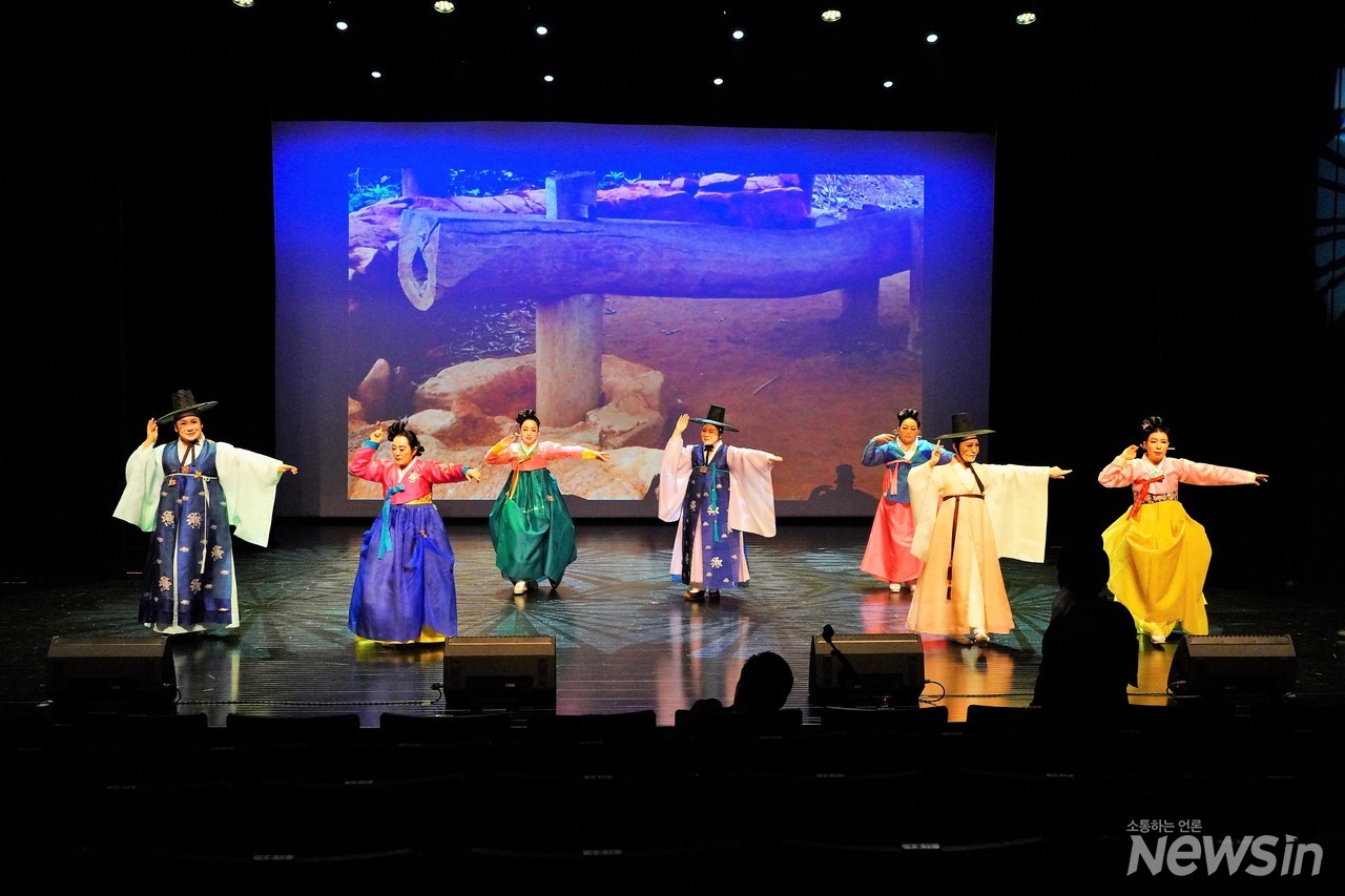 신나는 춤사위로 객석의 열기도 뜨겁다