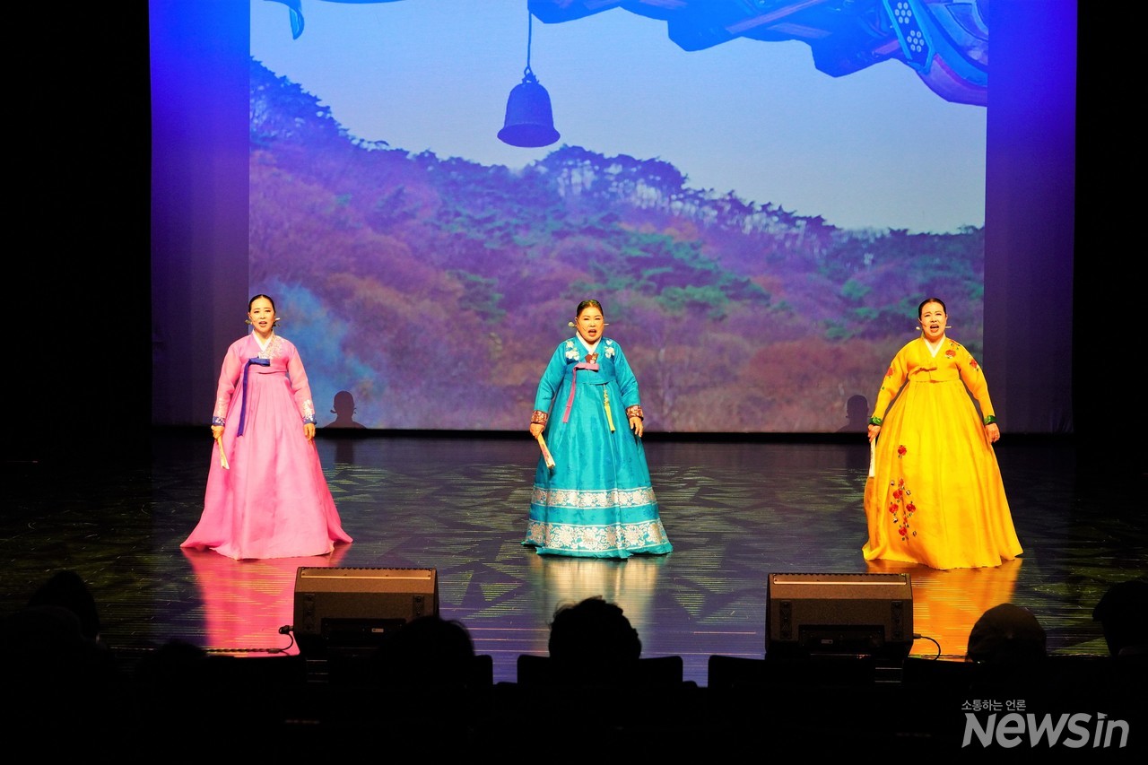 상주아리랑, 진도아리랑을 열창하는 명창들