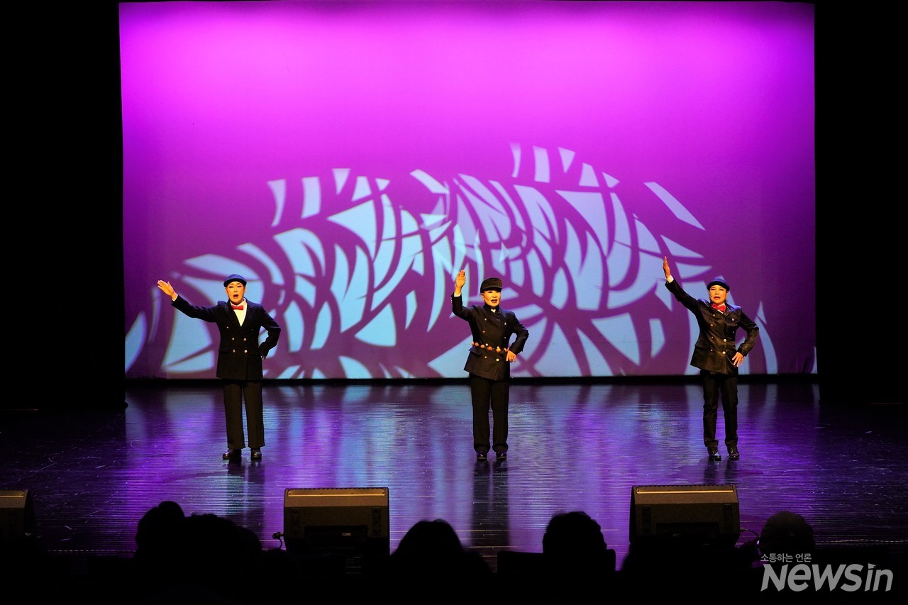 안중근의사를 기리기 위한 노래 ‘아무르아리랑’을 열창하고 있다