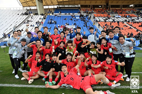 23일(현지시간) 아르헨티나 멘도사 스타디움에서 열린 2023 FIFA U-20 월드컵 조별리그 1차전 대한민국과 프랑스 경기에서 승리한 축구대표팀 선수들이 기뻐하고 있다.2023.05.23 / 사진=[대한축구협회 제공]