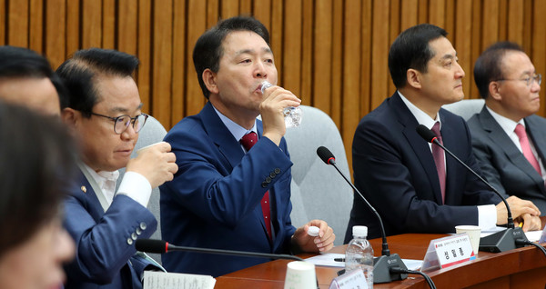 성일종 우리바다지키기 검증TF 위원장이 7일 오전 서울 여의도 국회에서 열린 우리바다지키기 검증TF 확대회의에서 물을 마시고 있다. 2023.06.07.