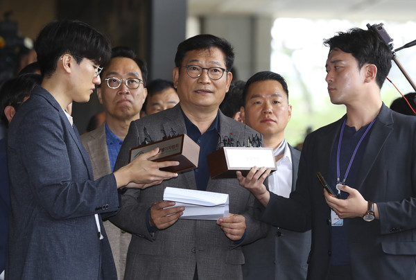 송영길 전 더불어민주당 대표가 ‘전당대회 돈봉투 살포’ 의혹과 관련해 7일 오전 서울 서초구 서울중앙지검으로 2차 자진출석해 검찰 출입을 거부당한 후 입장을 밝히고 있다. 2023.06.07 / 사진=[뉴시스]