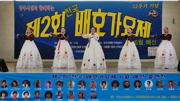 서울무형문화재 이수자 국악인 황윤정과 문하생 조영순외3인의 공연 모습.