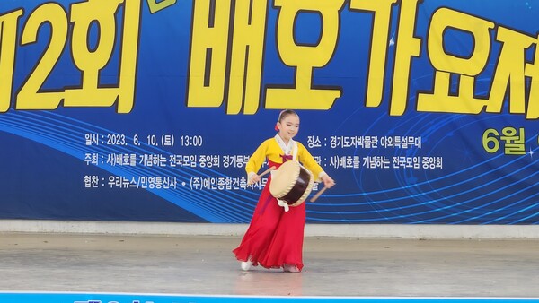 차은서양(서울중대초4년)이 진도북춤을 공연을 하고 있다.