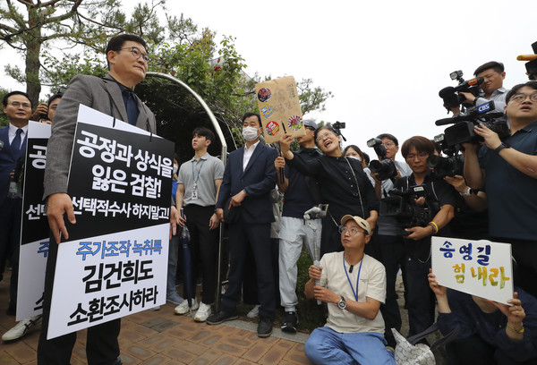 송영길 전 더불어민주당 대표가 7일 오전 서울 서초구 서울중앙지검 앞에서 ‘전당대회 돈봉투 살포’ 의혹과 관련해 2차 자진출석을 거부당한 후 1인 시위를 하고 있다. 2023.06.07