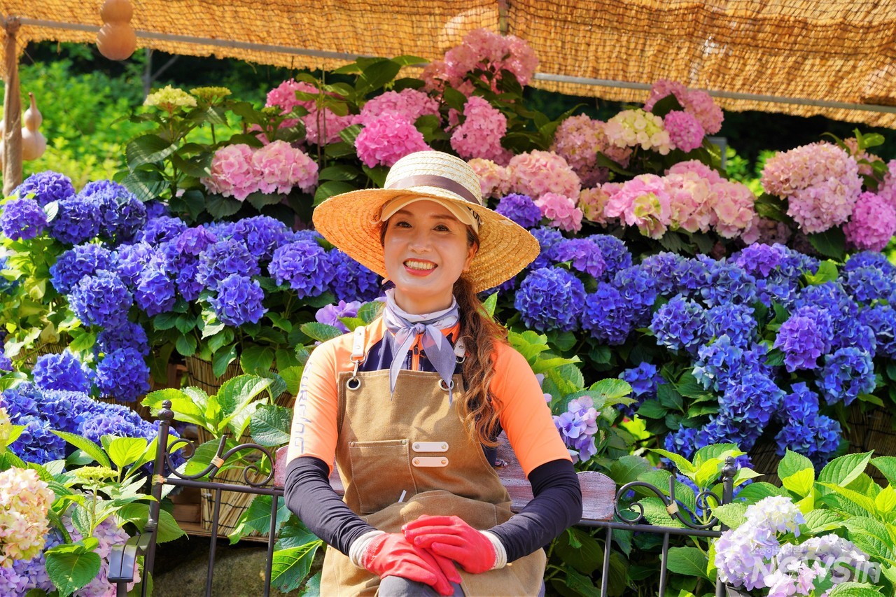 얼굴이 햇볕에 까맣게 타도 마냥 기뻐하는 한민순 정원 작가