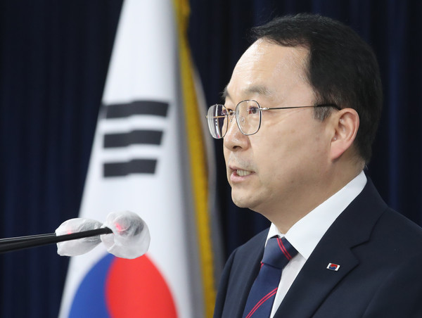 구병삼 통일부 대변인이 14일 서울 종로구 정부서울청사에서 북한의 남북공동연락사무소 불법 폭파에 대한 손해배상청구 소송 관련 브리핑을 하고 있다. 정부는 2023년 6월 16일부로 완성되는 손해배상청구권의 소멸 시효를 중단하고 국가채권을 보전하기 위해 오늘 14시경 북한의 남북공동연락사무소 폭파로 우리 측 남북공동연락사무소 청사와 인접한 종합지원센터 건물에 발생한 국유재산 손해액 합계 447억 원에 대하여 북한을 상대로 손해배상을 청구하는 소장을 서울중앙지방법원에 제출했다고 밝혔다. 2023.06.14 / 사진=[뉴시스]