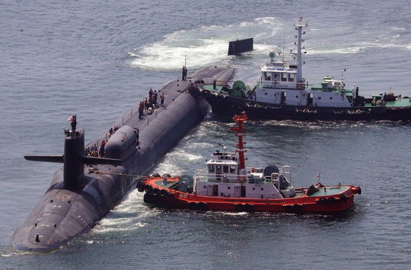 세계에서 가장 큰 잠수함 중 하나인 미국 해군 핵추진 순항유도탄 잠수함인 '미시간함'(SSGN-727·1만8000t급)이 16일 오전 부산 남구 해군작전사령부 부산작전기지에 입항하고 있다. 오하이오급 잠수함인 미시간함은 길이 170.6m, 폭 12.8m 크기이며, 사정거리 2500km에 달하는 150여발의 토마호크 미사일로 무장할 수 있다. 이번 미 SSGN 방한은 2017년 10월 이후 6년여 만이다. 2023.06.16 / 사진=[뉴시스]