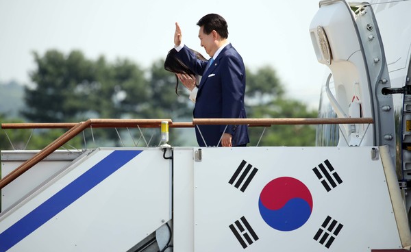 4박 6일 일정으로 프랑스와 베트남 순방에 나서는 윤석열 대통령과 부인 김건희 여사가 19일 경기도 성남 서울공항에서 공군 1호기 탑승에 앞서 손 흔들어 인사하고 있다. 2023.06.19 / 사진=[뉴시스]