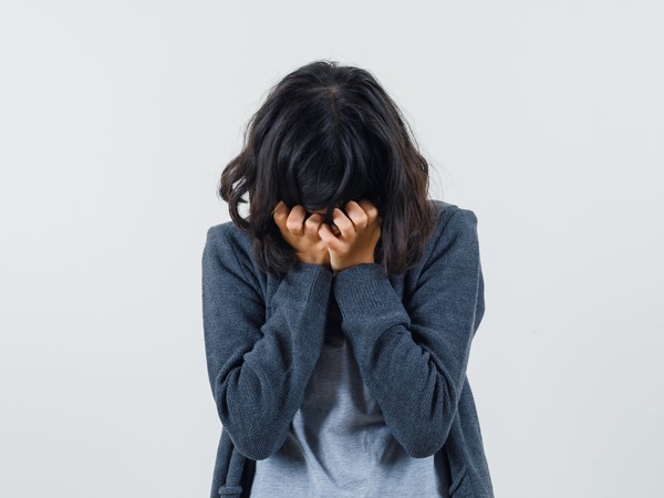 [사진설명] 한 여성이 갱년기 증상을 호소하고 있다 (사진출처_프리픽(freepik))