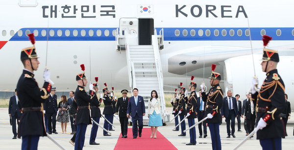 제172차 국제박람회기구(BIE) 총회 참석차 파리를 방문한 윤석열 대통령과 부인 김건희 여사가 19일(현지시간) 파리 오를리 국제공항에 도착해 의장대 사열을 하고 있다. 2023.06.20 / 사진=[뉴시스]