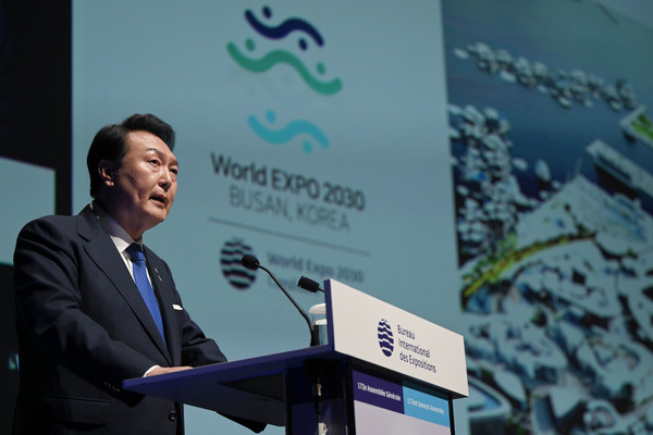 윤석열 대통령이 20일(현지시간) 파리 이시레물리노에서 열린 제172차 국제박람회기구(BIE) 총회에서 진행된 2030 세계박람회 경쟁 프레젠테이션(PT)에서 부산엑스포 유치를 위한 영어 연설을 하고 있다. 2023.06.21 / 사진=[공동취재사진]