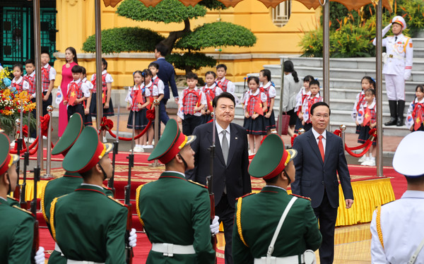 베트남을 국빈 방문한 윤석열 대통령이 23일(현지시간) 하노이 베트남 주석궁 대정원에서 열린 공식환영식에서 보 반 트엉 베트남 국가주석과 의장대를 사열하고 있다. 2023.06.23 / 사진=[뉴시스]
