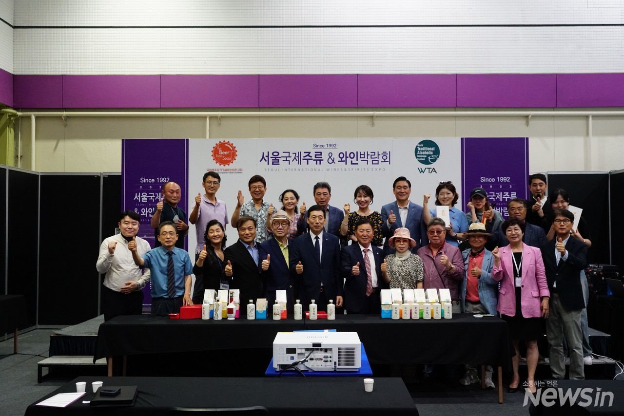 설명회를 마치고 단체사진 (사진=오병철 기자)