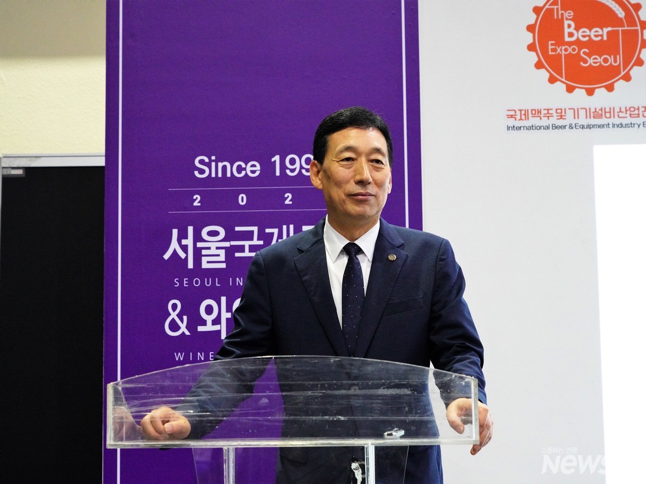 이명선 회장이 참가자들의 시음하는 모습을 보고 있다.