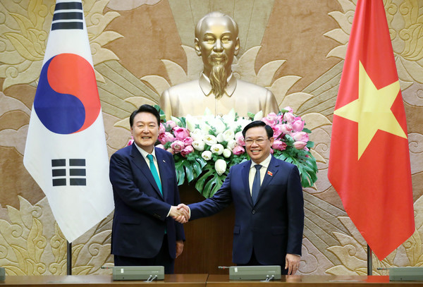 베트남을 국빈 방문 중인 윤석열 대통령이 23일(현지시간) 하노이 국회의사당에서 브엉 딩 후에 베트남 국회의장과 면담에 앞서 기념촬영하고 있다. 2023.06.23 / 사진=[뉴시스]