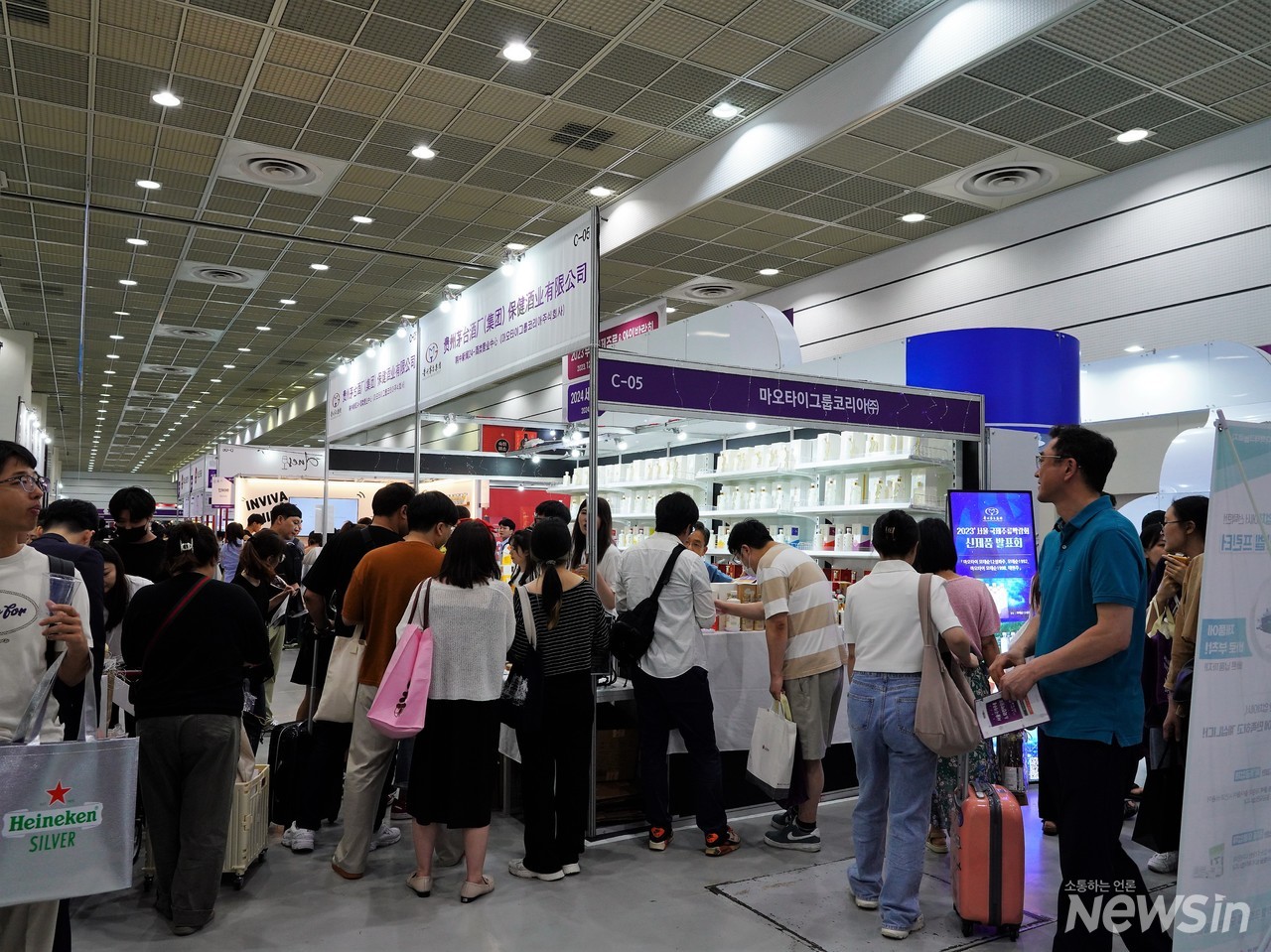 마오타이 부스는 장사진을 이룬다 (사진=오병철 기자)