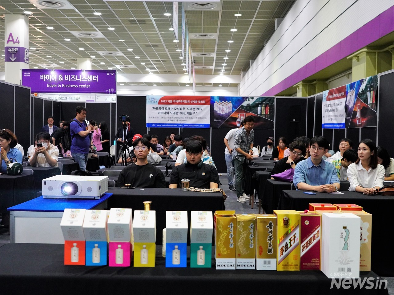 진지한 자세로 설명회에 임하고 있는 모습