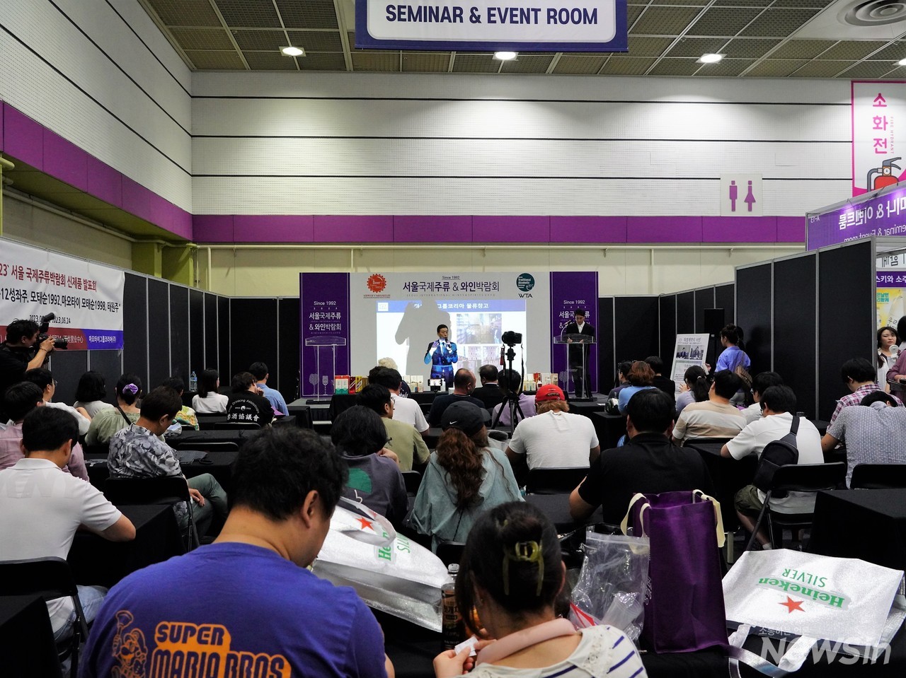 많은 참석자들 앞에서 신제품 설명에 여념이 없는 마오타이그룹 코리아 이명선 회장