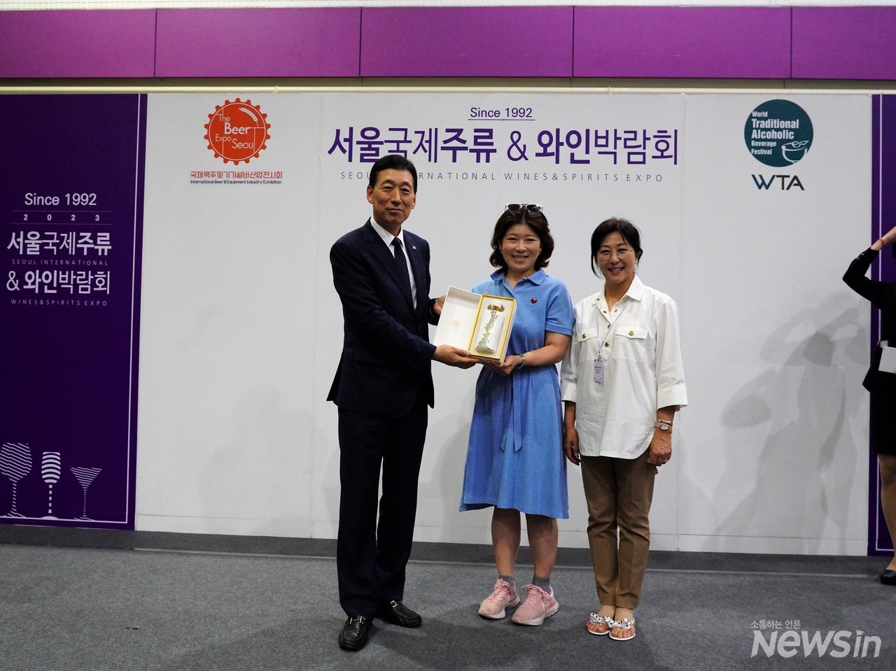 경품당첨의 기쁨이 얼굴에 베어있다