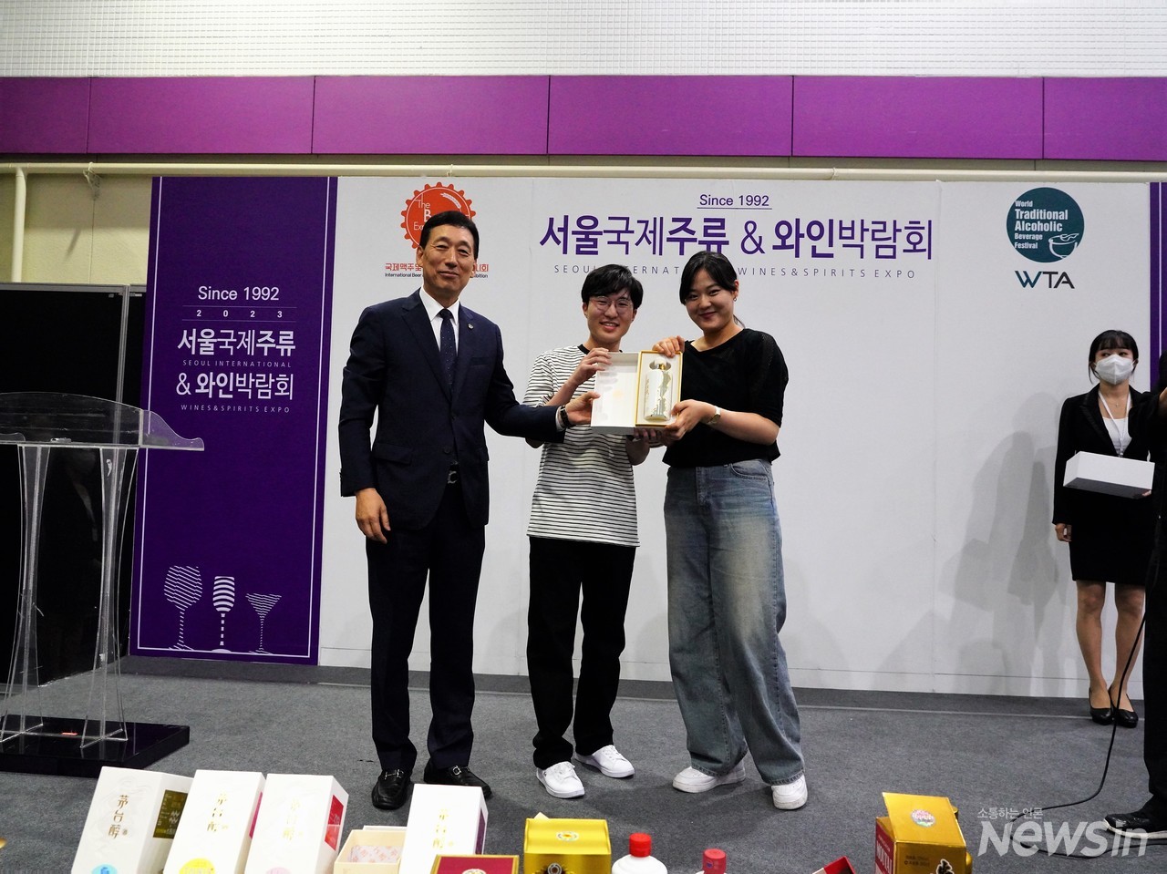 경품 당첨자들은 기쁨의 미소가 가득하다