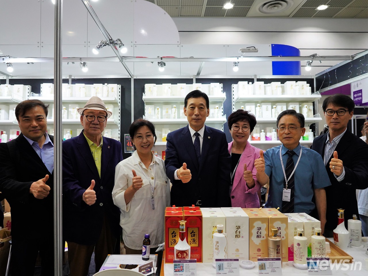 설명회를 마친 뒤 마오타이 판매부스에서 기념사진