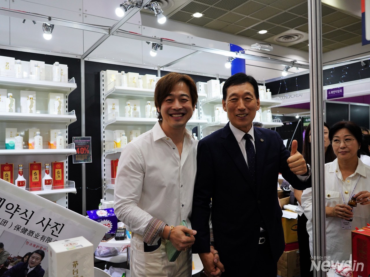 배우 김재원씨가 판매부스를 방문해 이명선회장과 기념촬영