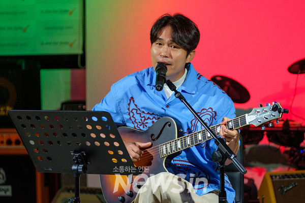 ▲여행스케치 남준봉이 인앤아웃기타에서 열린 '프리 콘서트'에서  '별이 진다네'를 부르고 있다. (사진=민경찬 기자)