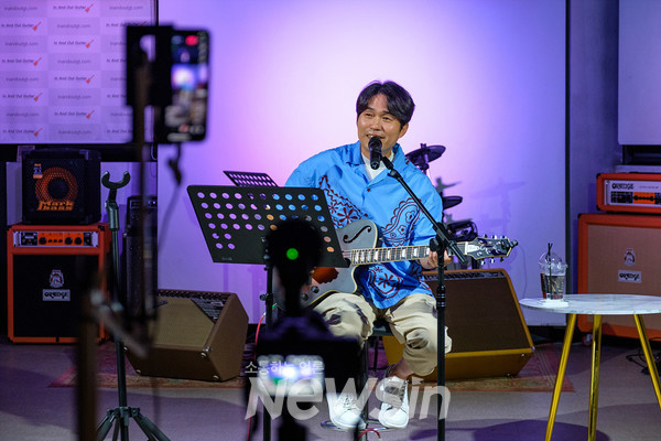 ▲노래도 하고 추억 이야기도 하는 여행스케치 남준봉. (사진=민경찬 기자)