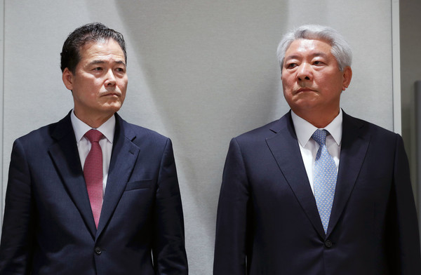 통일부 장관으로 지명된 김영호(왼쪽) 성신여대 교수와 국민권익위원장으로 지명된 김홍일 전 부산고검장이 29일 오전 서울 용산 대통령실 청사에서 김대기 대통령실 비서실장의 장·차관 인사 발표를 경청하고 있다. 2023.06.29 / 사진=[뉴시스]