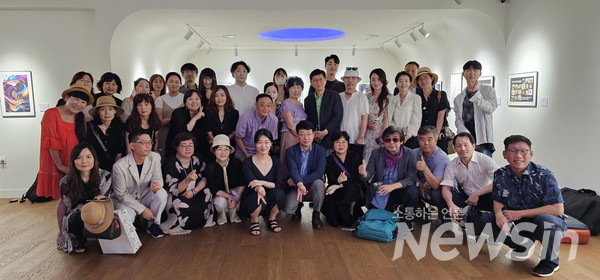 아트불갤러리 청담 '한국 AI작가협회' 회원들과 기념촬영(사진=정경호 기자)