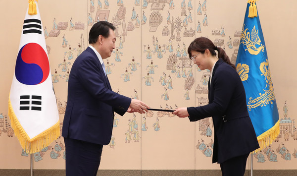 윤석열 대통령이 3일 오전 서울 용산 대통령실 청사에서 장미란 문화체육관광부 제2차관에게 임명장을 수여하고 있다. 2023.07.03 / 사진=[뉴시스]