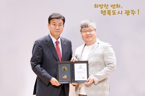 박상욱 병원장이 방세환 광주시장으로부터 경기도지사 표창장을 전수받고 있다. (사진=더 플러스병원)