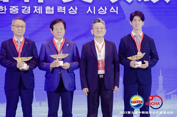 특별 공로상 김형진 세종텔레콤 회장(좌측 두번째)