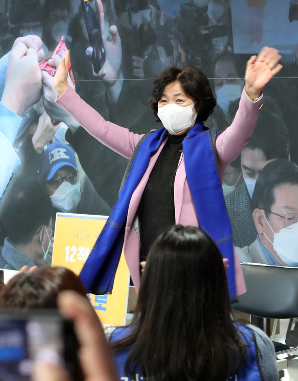 미애 더불어민주당 명예선대위원장이 26일 전북 전주시 완산구 갤럭시빌딩에서 열린 잼잼 자원봉사자 전북본부 발대식에 참석해 인사를 하고 있다. 2022.02.26 / 사진=[뉴시스]